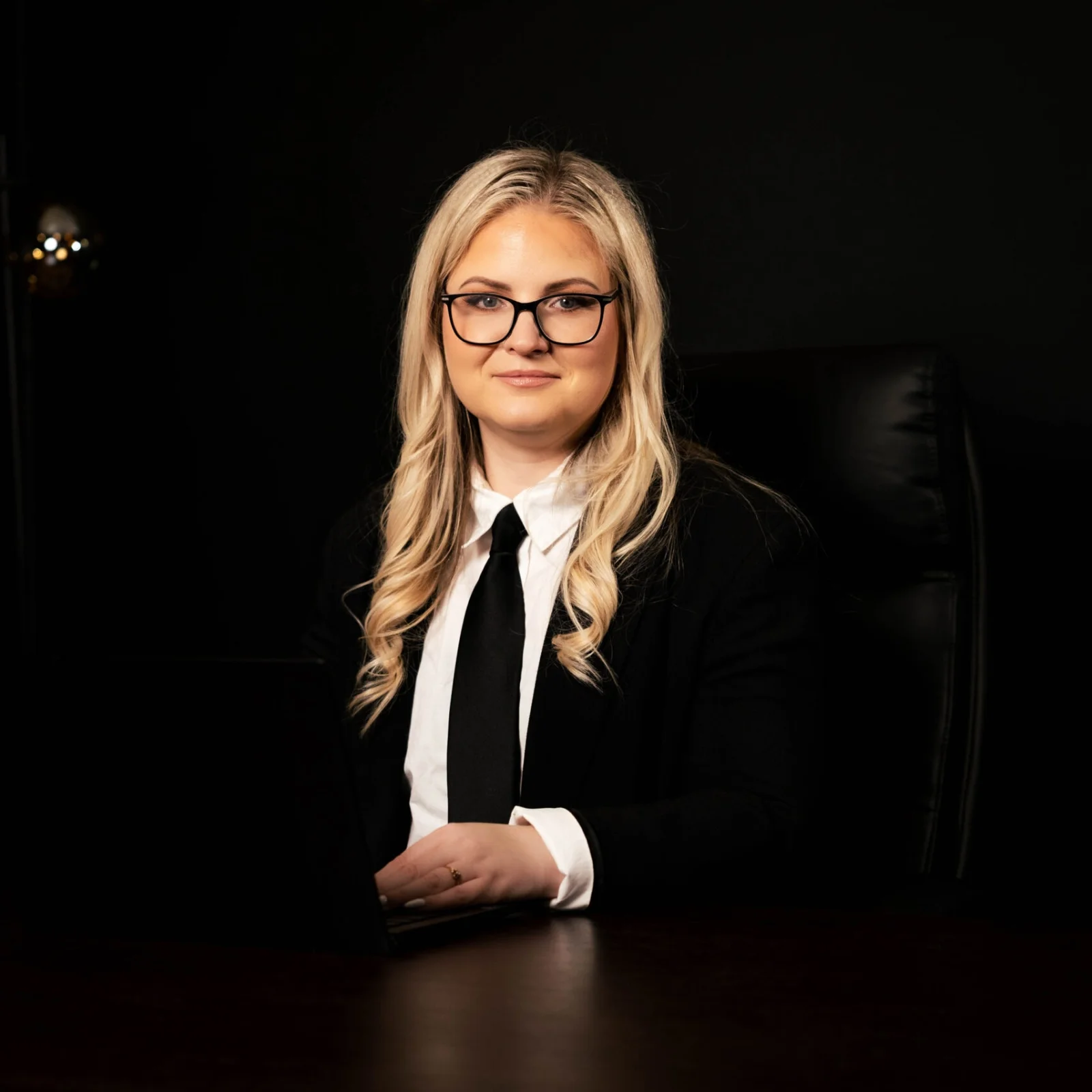 Kristel Kask kinnisvaramaakler istumas töölauda taga