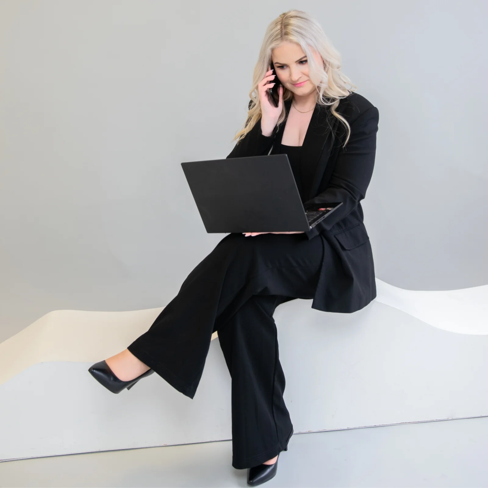 Kristel Kask kinnisvaramaakler stuudiofotol